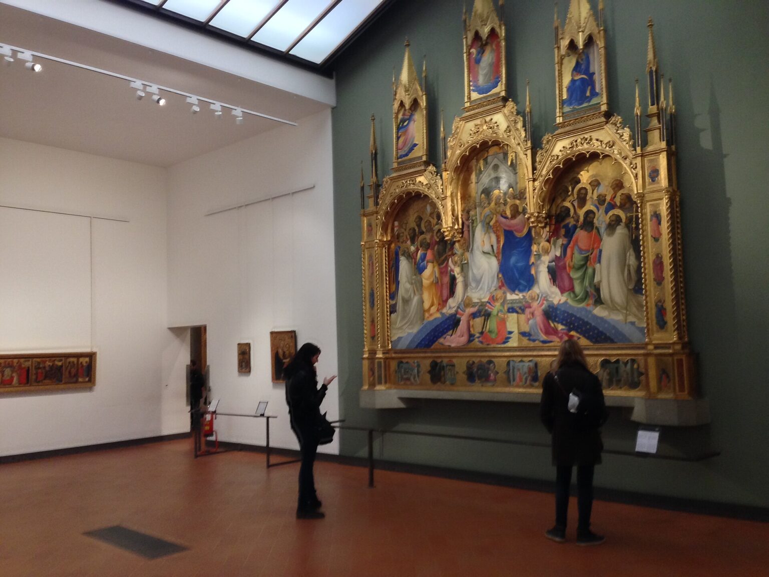Sala interna della Galleria degli Uffizi con visitatori