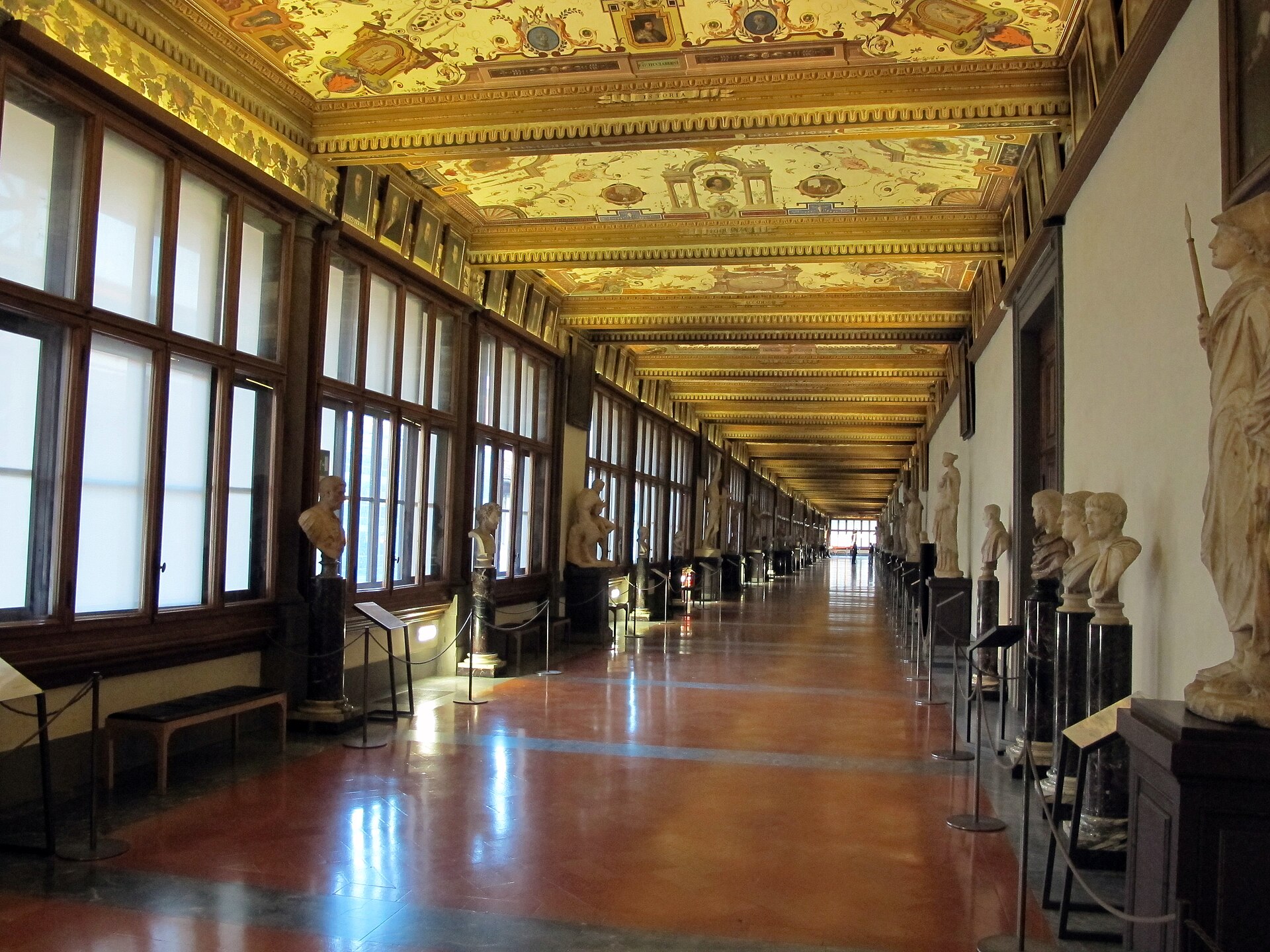 Corridoio ovest della Galleria degli Uffizi con statue antiche