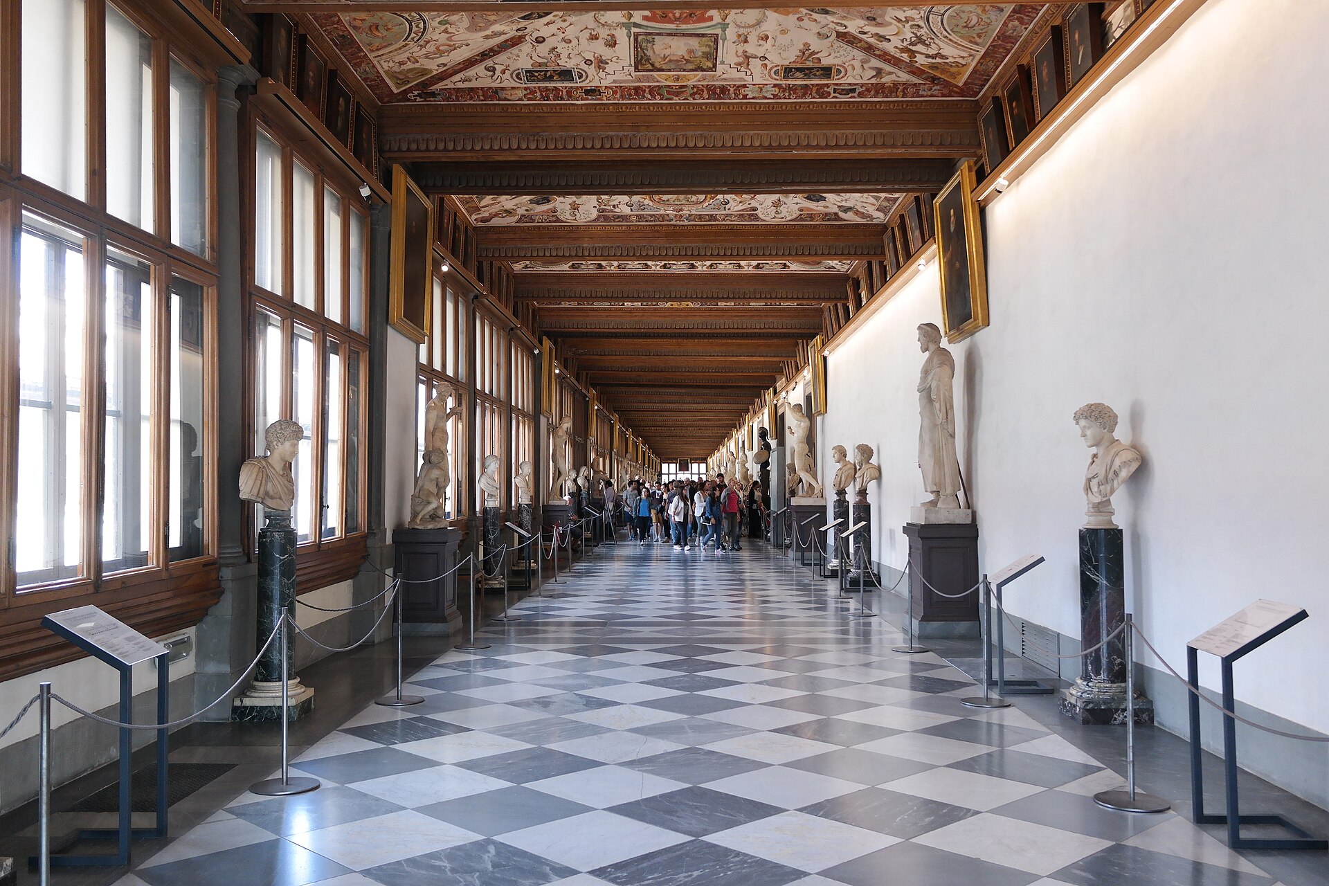 Corridoio del piano superiore della Galleria degli Uffizi con visitatori