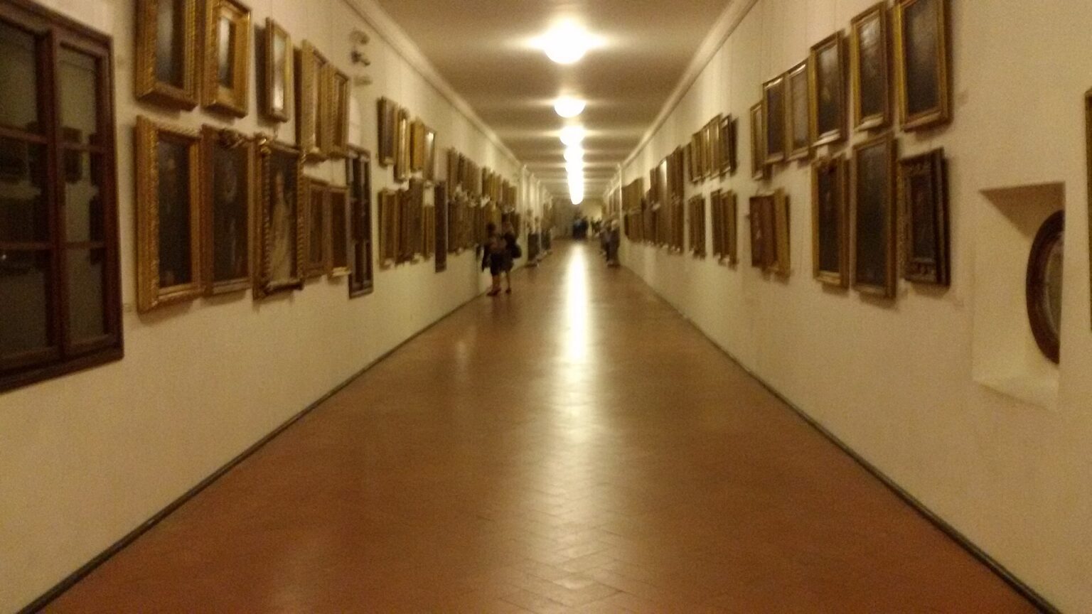 Corridoio Vasariano visto dall'interno, Galleria degli Uffizi